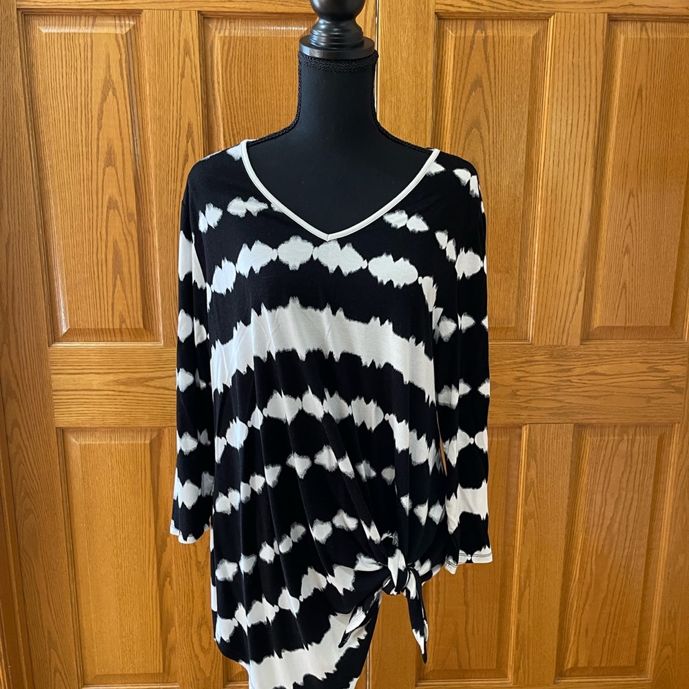 Black and white tunic top.